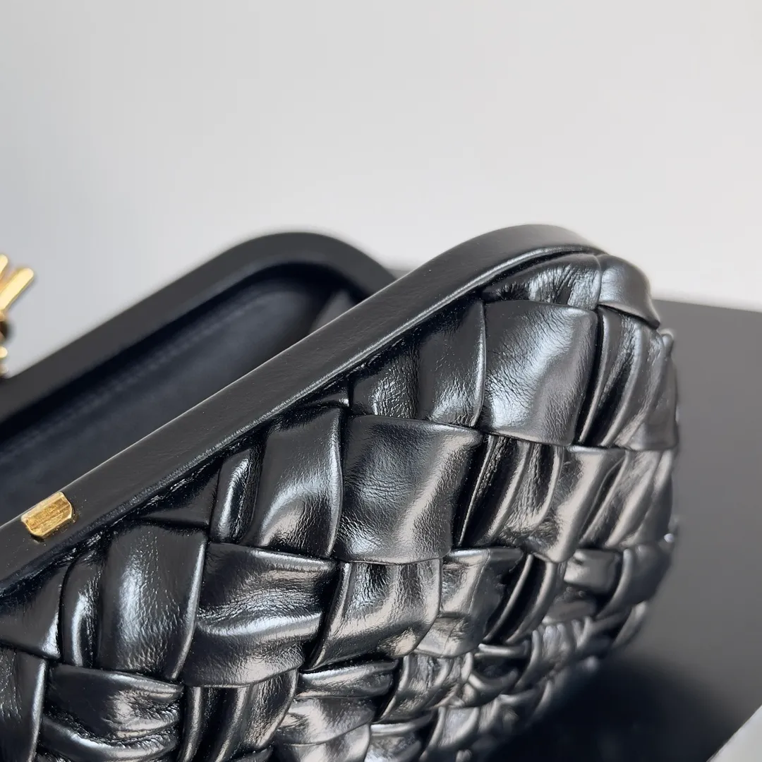 Batch 1860 BV Knot | The classic return of the evening bag. Original leather ➕ Stainless steel hardware ➕ 24k real gold plating ➕ Fully handmade. Those who know the history of our brand should have heard that the knot is a story of Bottega Veneta, and it is also one of the more important design elements. Matthieu Blazy's work this season sublimates Knot's classics, with a new knot design and a woven shoulder strap, plus Fouland Intreccio's weaving technology, adding some fashion to the retro and nostalgic feel of the past. Style number: 717622 Size: 20.5*6*12.5